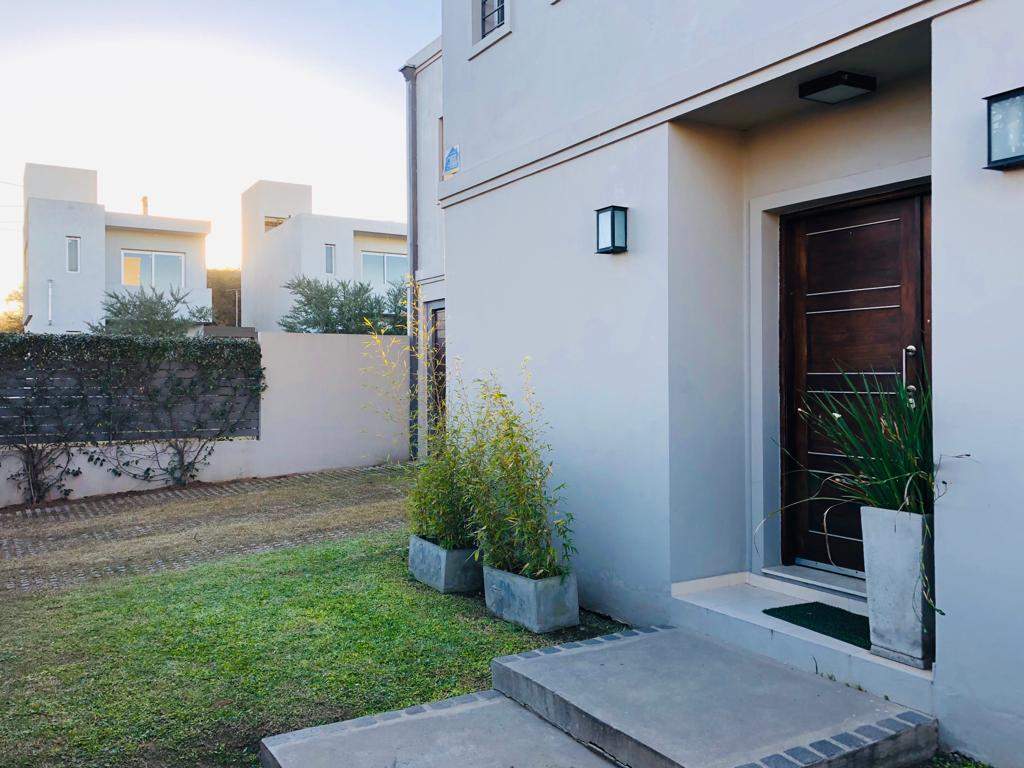 APTO BANCOR CASA 4 DORMITORIOS, 4 BAÑOS, PILETA Bº LOMAS DEL CHATEAU