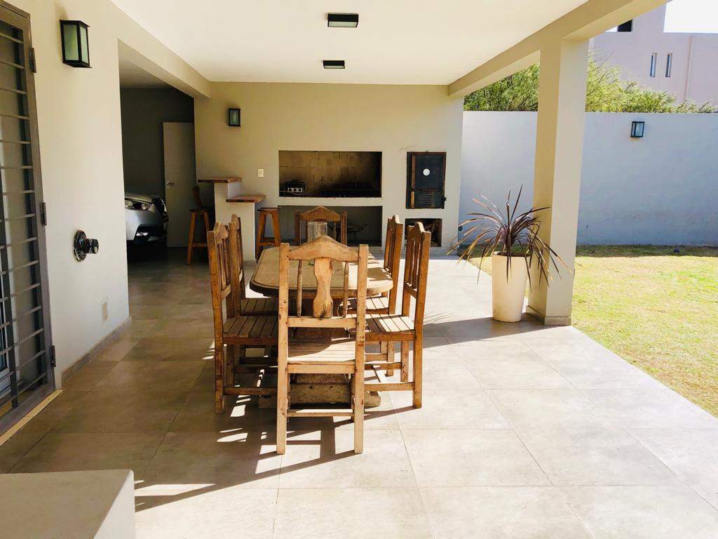 APTO BANCOR CASA 4 DORMITORIOS, 4 BAÑOS, PILETA Bº LOMAS DEL CHATEAU