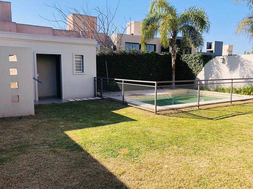 APTO BANCOR CASA 4 DORMITORIOS, 4 BAÑOS, PILETA Bº LOMAS DEL CHATEAU