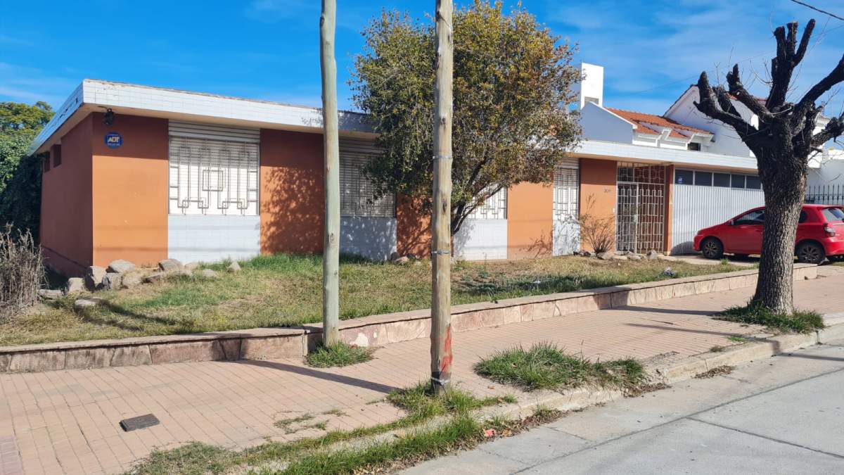 EXCELENTE CAS EN OPTIMA LOCALIZACIOPN. APTA VIVIENDA O CONSTRUCCION!!