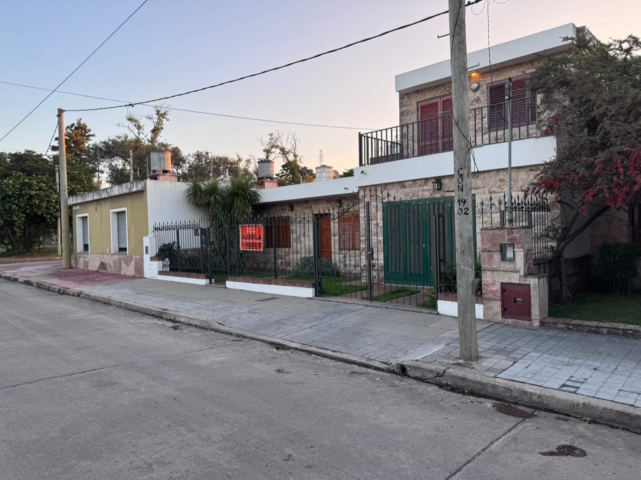 CASA ALQUILER BARRIO LOS PLATANOS 3 DORMITORIOS 2 BAÑOS COCHERA DOBLE