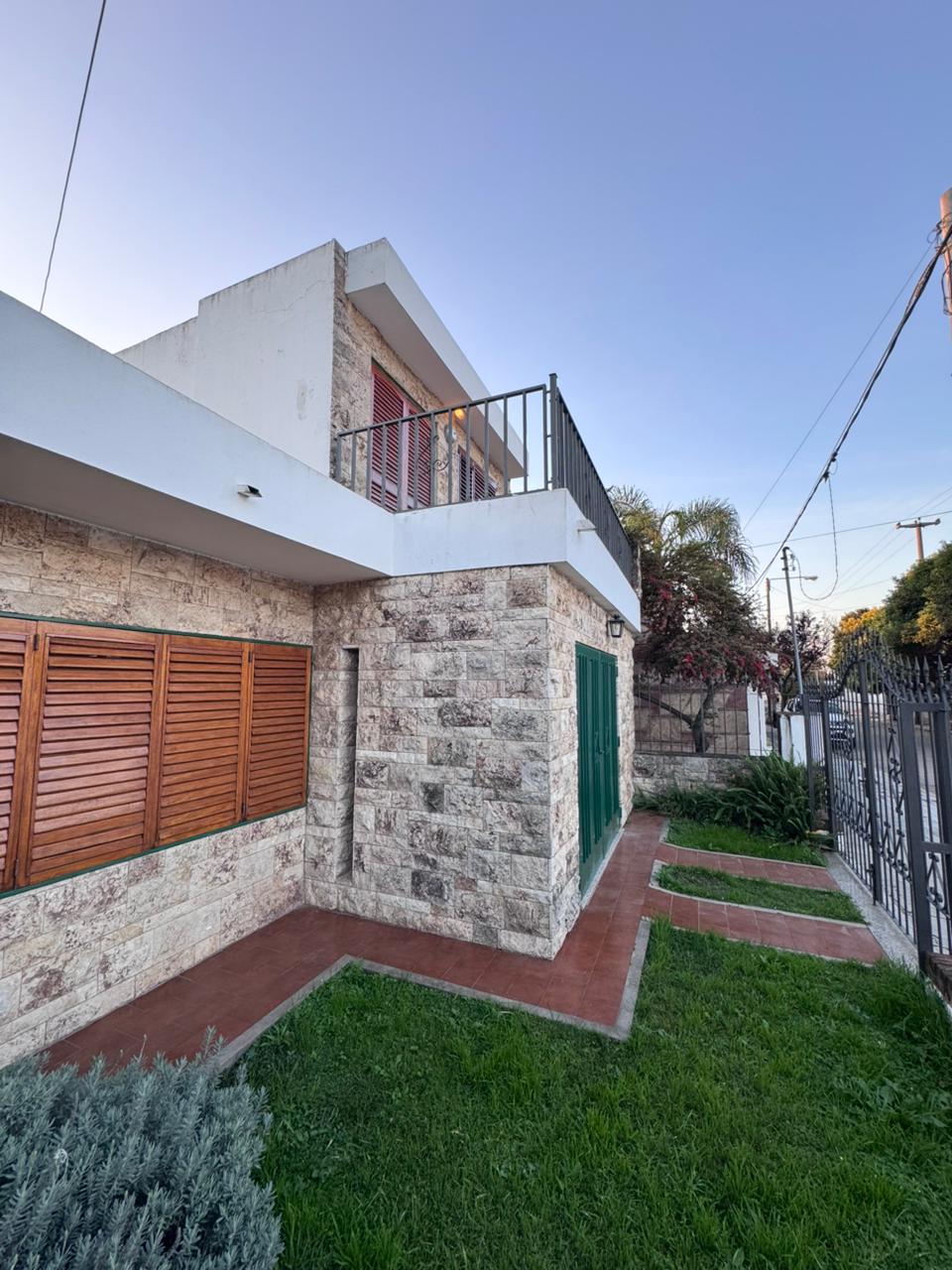 CASA ALQUILER BARRIO LOS PLATANOS 3 DORMITORIOS 2 BAÑOS COCHERA DOBLE