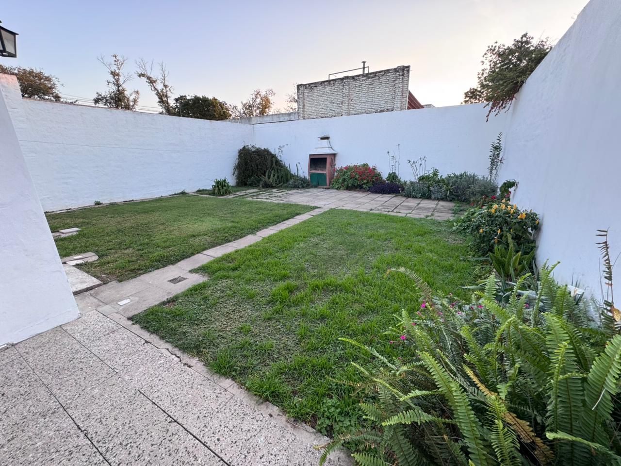 CASA ALQUILER BARRIO LOS PLATANOS 3 DORMITORIOS 2 BAÑOS COCHERA DOBLE
