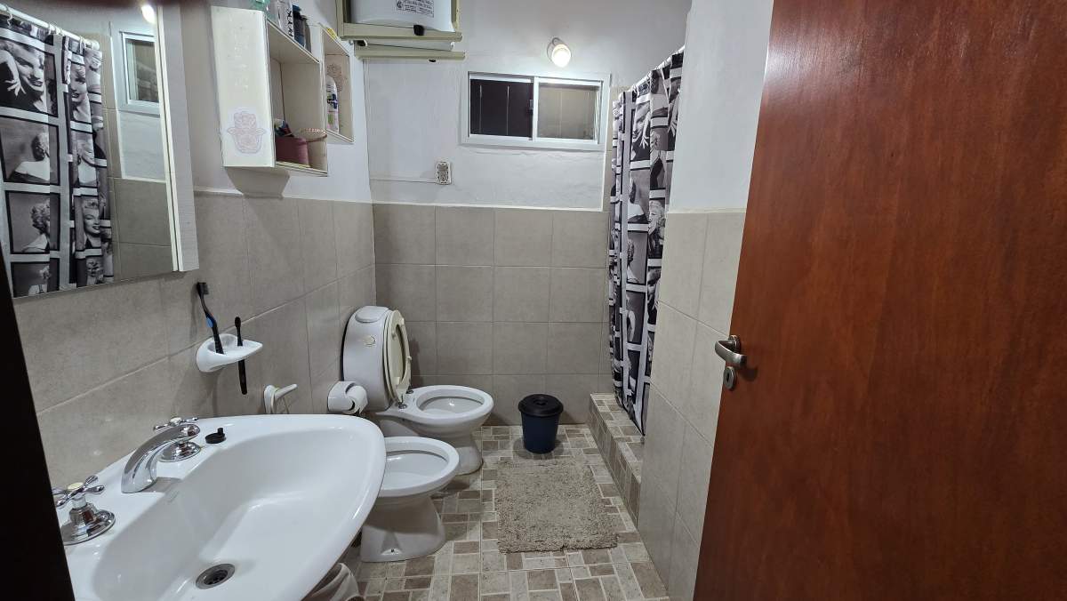 SE VENDEN TRES CASAS EN PARQUE SIQUIMAN 1200 MTS TERRENO CASA Y DOS DEPTOS DOS PISOS