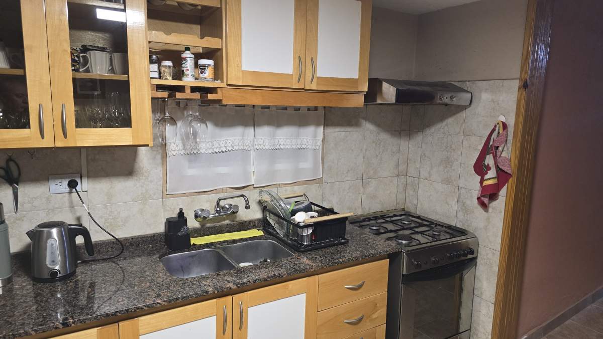 SE VENDEN TRES CASAS EN PARQUE SIQUIMAN 1200 MTS TERRENO CASA Y DOS DEPTOS DOS PISOS