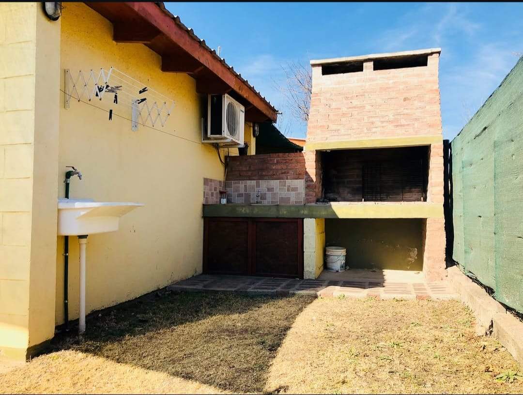 SE VENDEN TRES CASAS EN PARQUE SIQUIMAN 1200 MTS TERRENO CASA Y DOS DEPTOS DOS PISOS