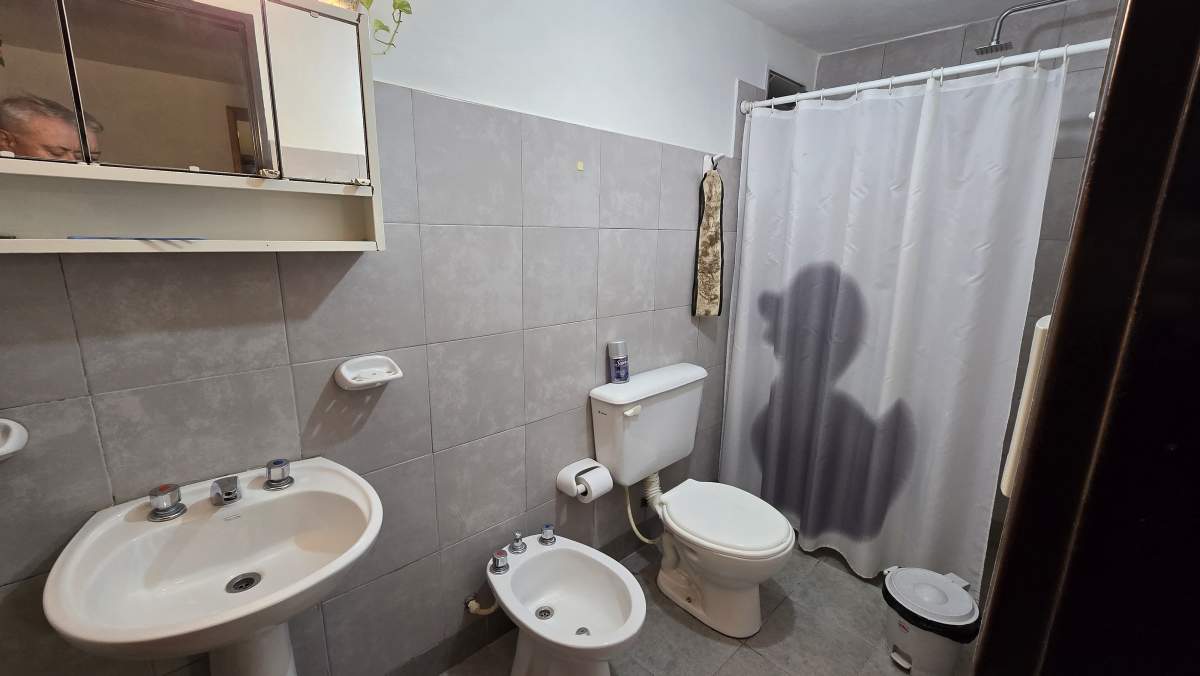 SE VENDEN TRES CASAS EN PARQUE SIQUIMAN 1200 MTS TERRENO CASA Y DOS DEPTOS DOS PISOS