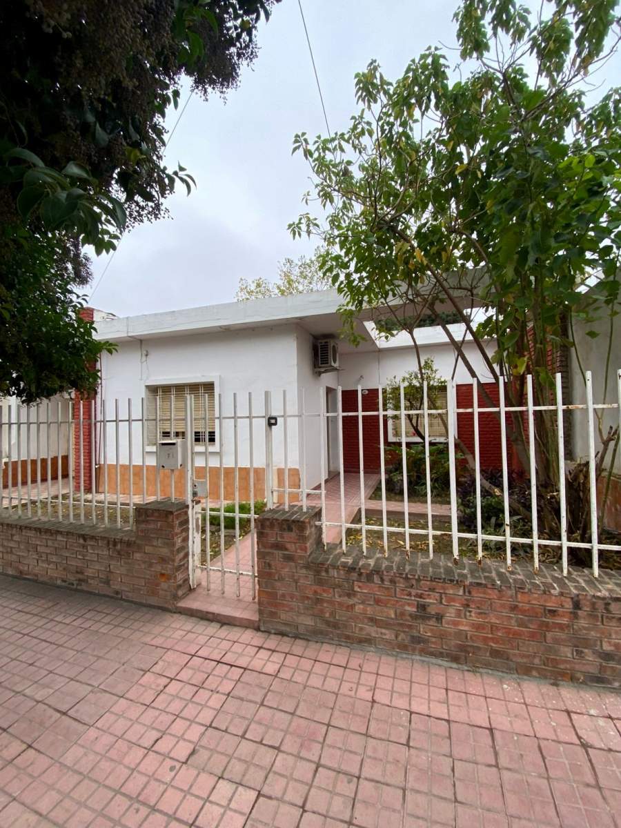 Casa de 3 Dormitorios en Alquiler  A 2 Cuadras de Santa Ana, Sobre Félix Paz