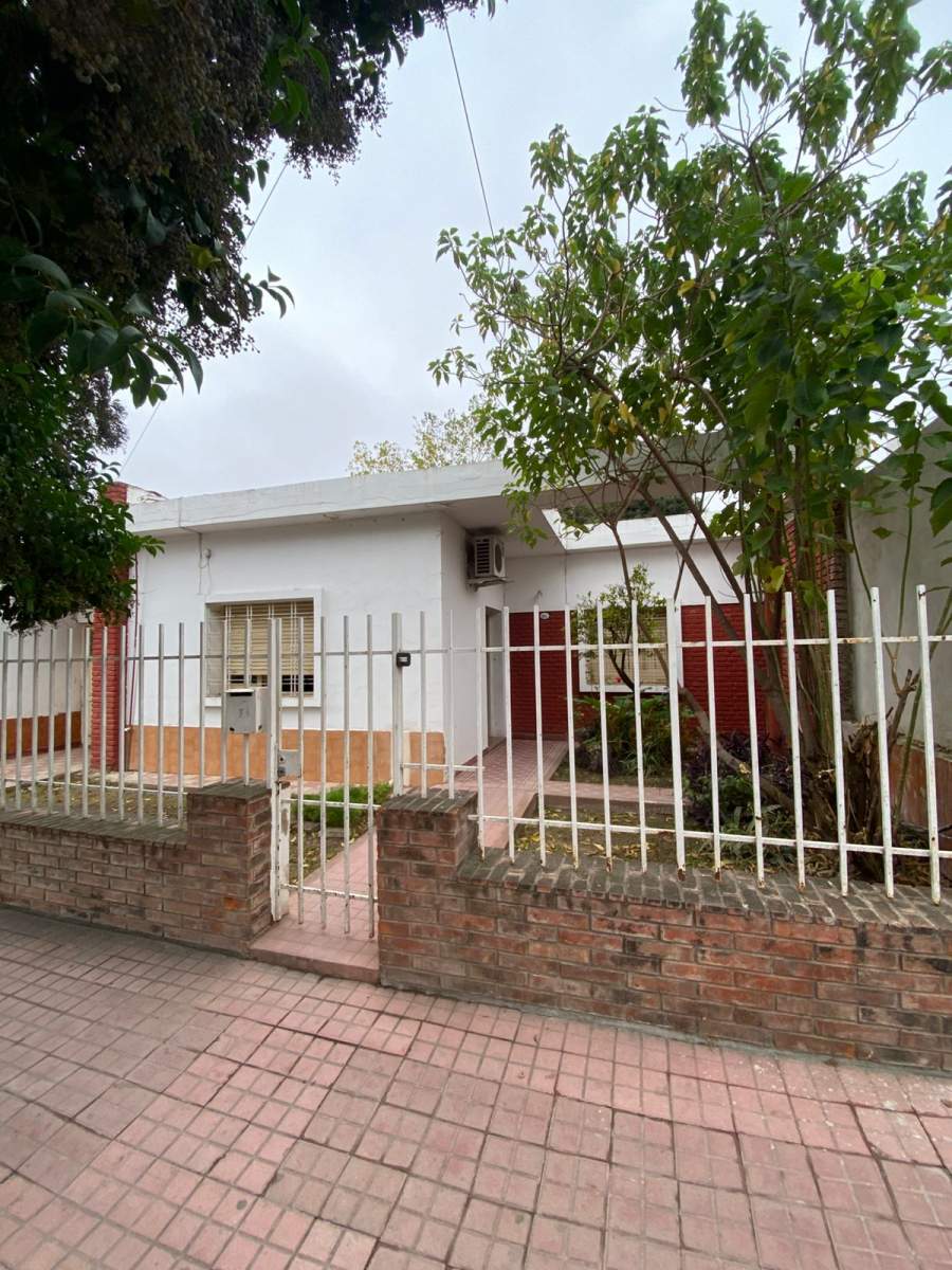 Casa de 3 Dormitorios en Alquiler  A 2 Cuadras de Santa Ana, Sobre Félix Paz
