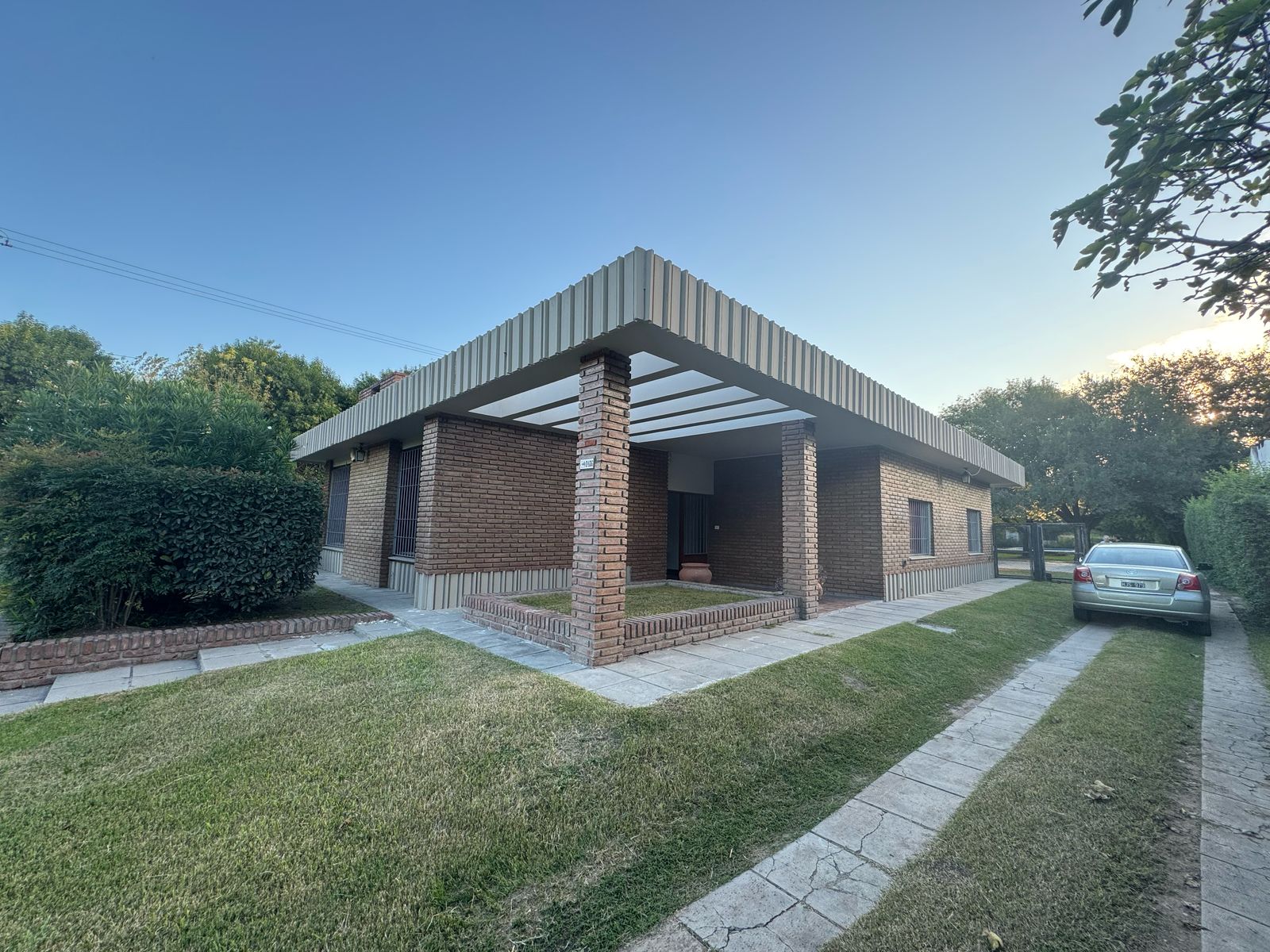 ALQUILER CASA PARA USO COMERCIAL EN CAMINO SAN CARLOS!!
