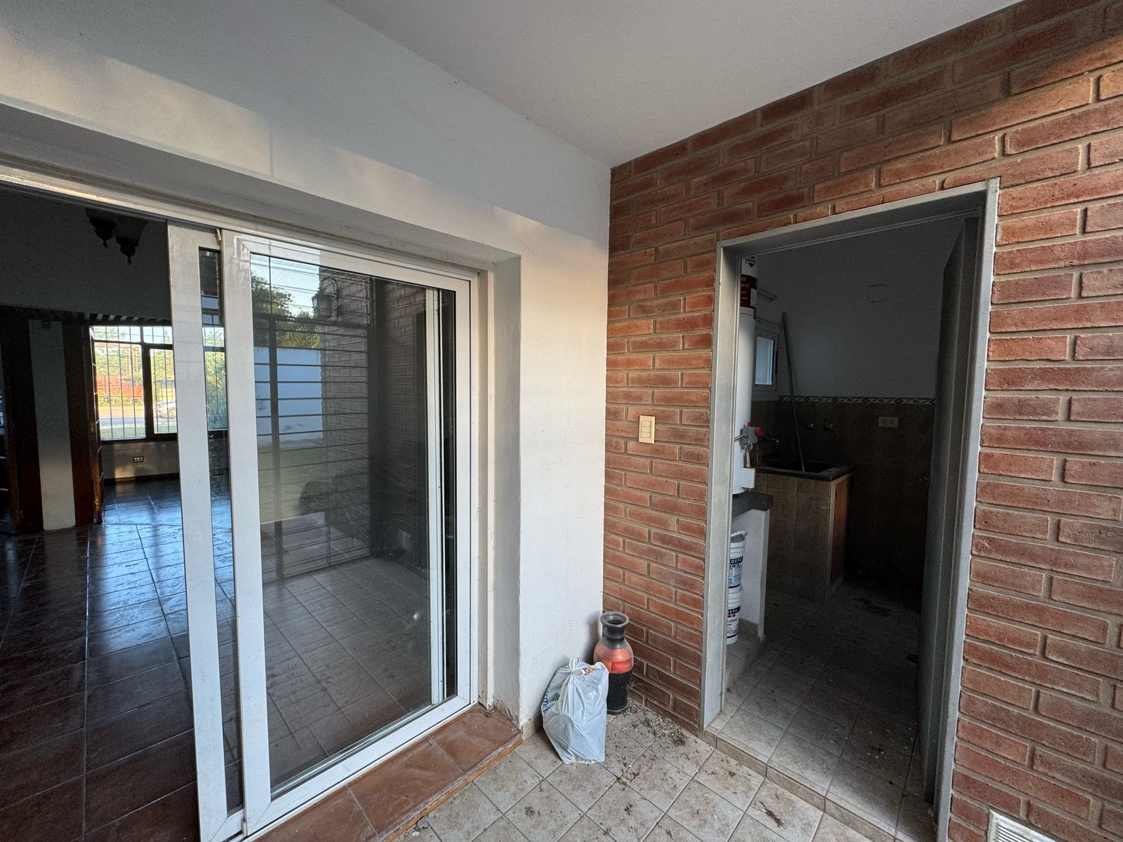ALQUILER CASA PARA USO COMERCIAL EN CAMINO SAN CARLOS!!