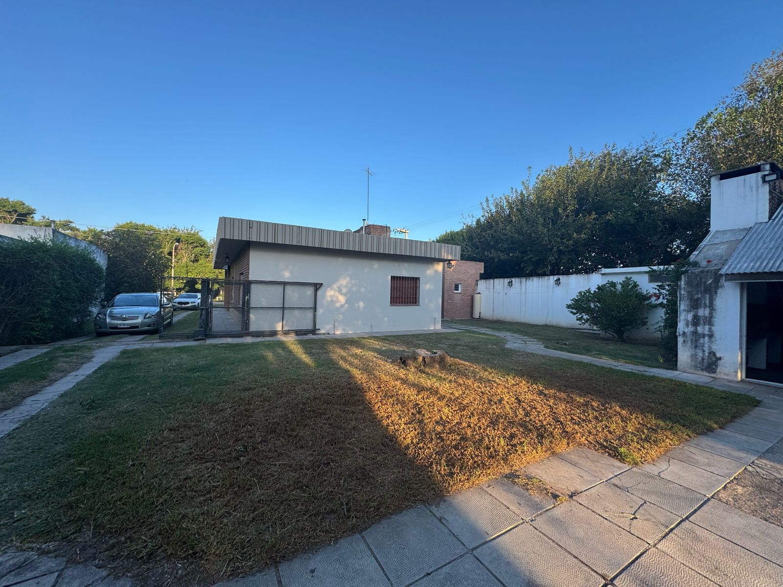 ALQUILER CASA PARA USO COMERCIAL EN CAMINO SAN CARLOS!!