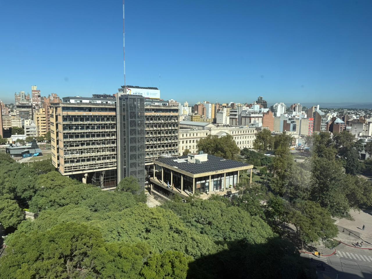 GRAN OFICINA EN EL CENTRO - UBICACION INMEJORABLE