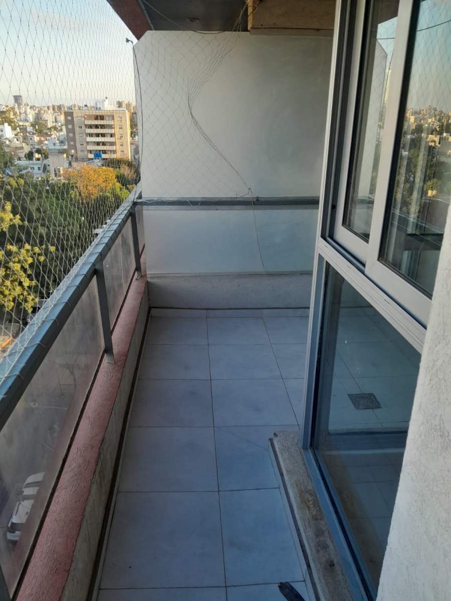 DEPTO EXTERNO CON BALCÓN.  TERRAZA CON ASADOR