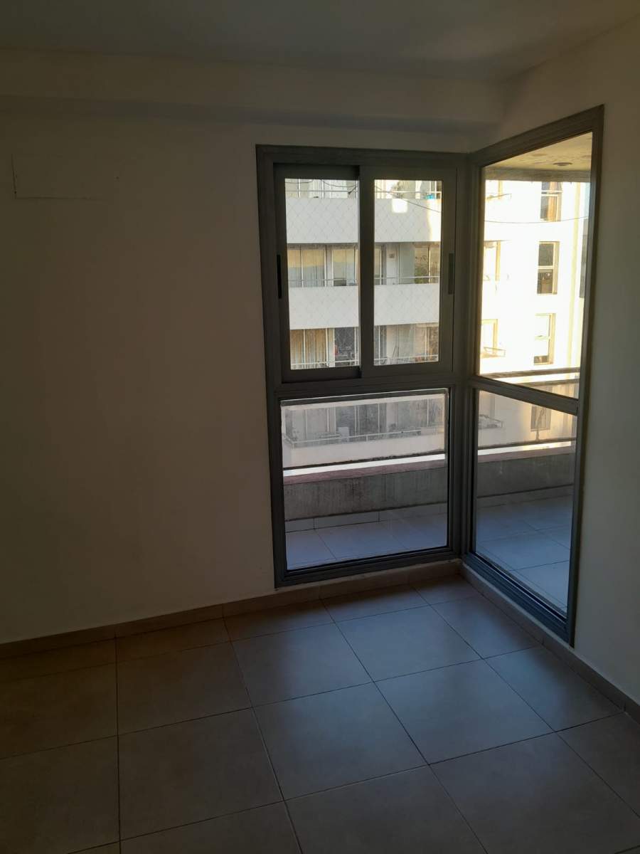 DEPTO EXTERNO CON BALCÓN.  TERRAZA CON ASADOR