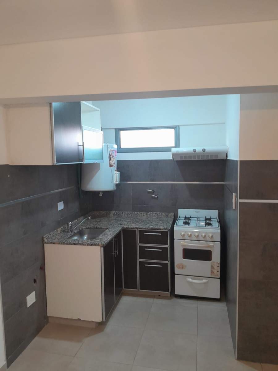 DEPTO EXTERNO CON BALCÓN.  TERRAZA CON ASADOR