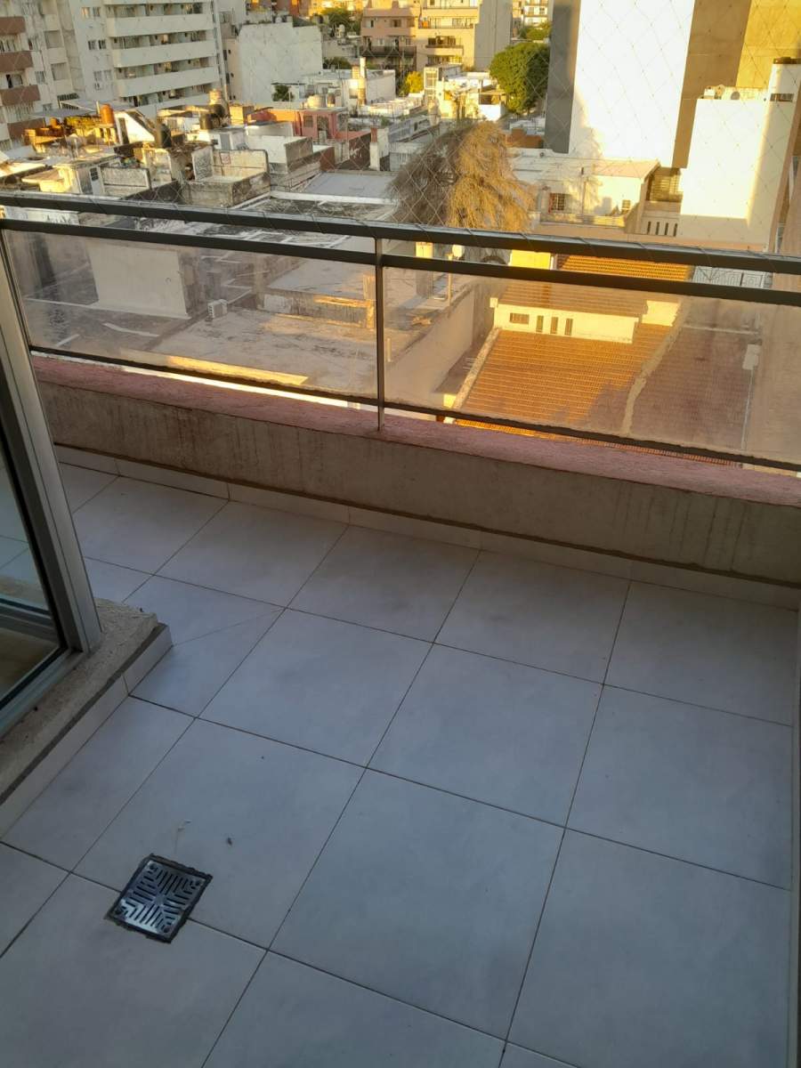 DEPTO EXTERNO CON BALCÓN.  TERRAZA CON ASADOR