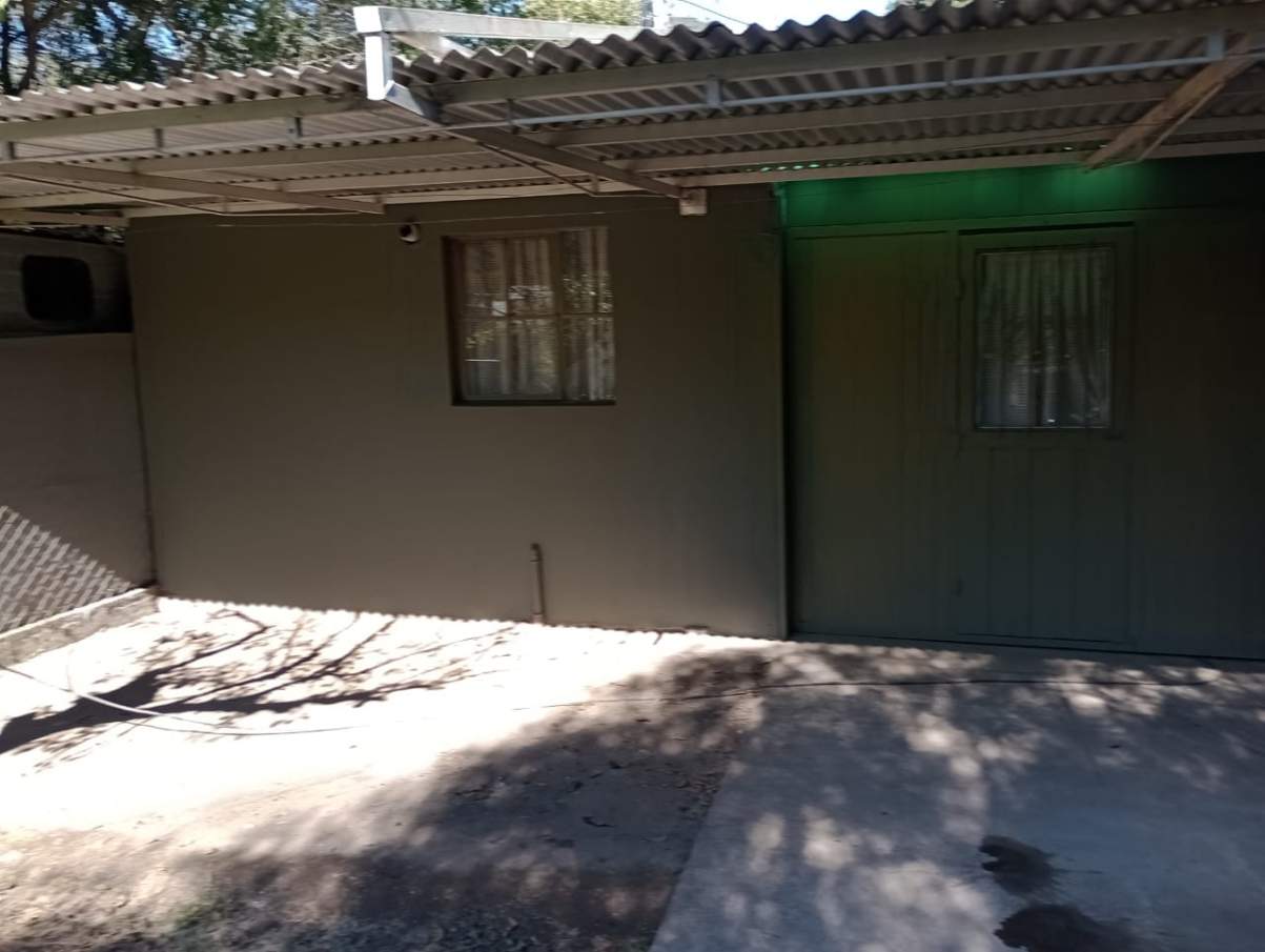 Casa de campo de dos dormitorios en alquiler, quincho , asador y garage