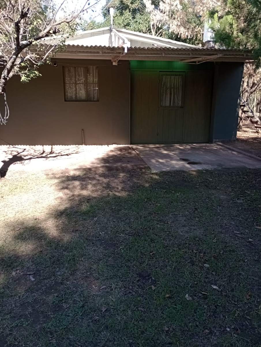 Casa de campo de dos dormitorios en alquiler, quincho , asador y garage