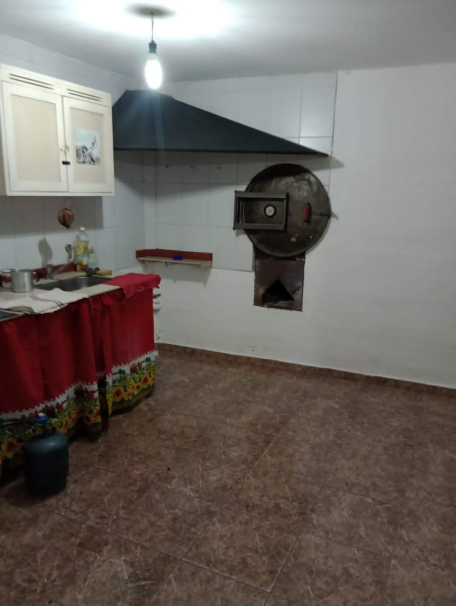 Casa de campo de dos dormitorios en alquiler, quincho , asador y garage