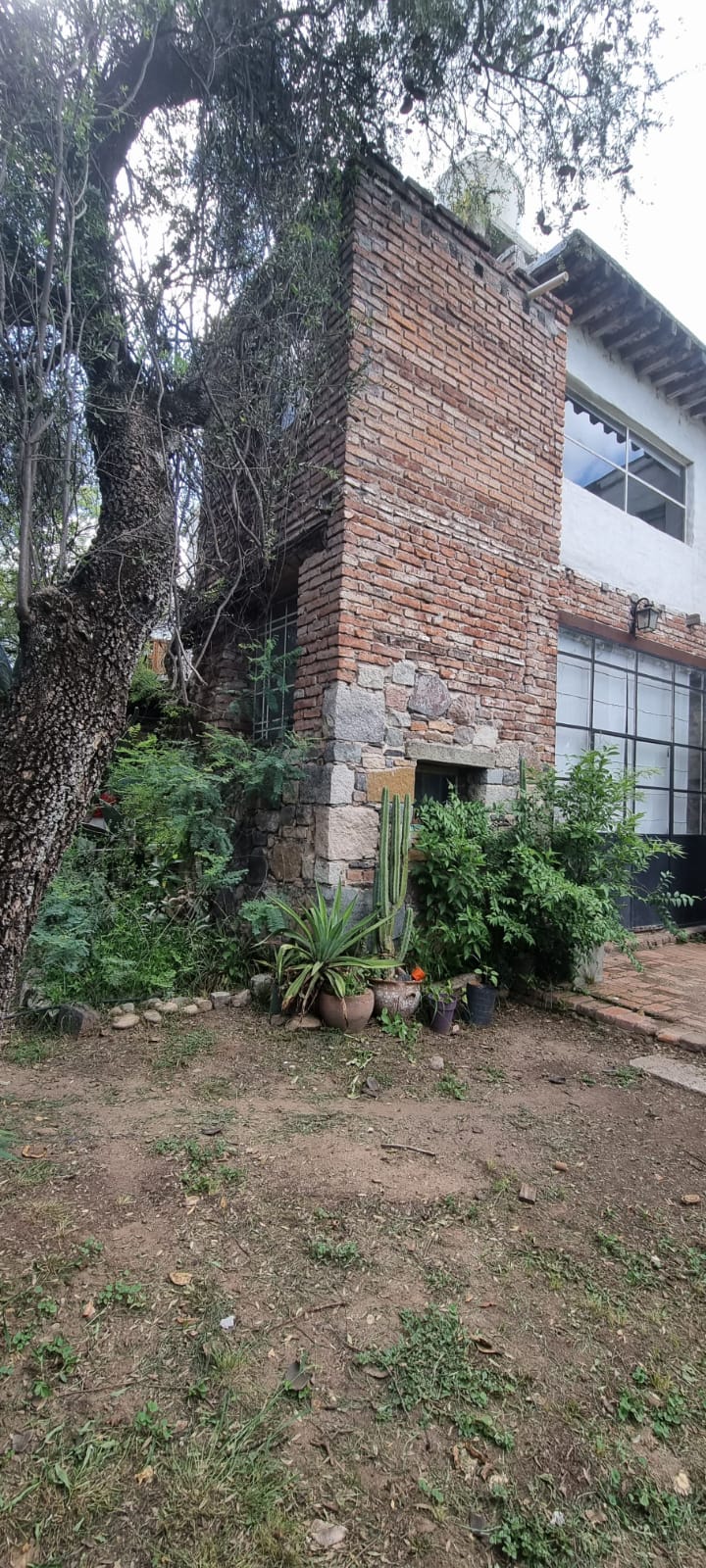 Casa con encanto nativo - Construcción exclusiva con materiales de demolición y autóctonos!