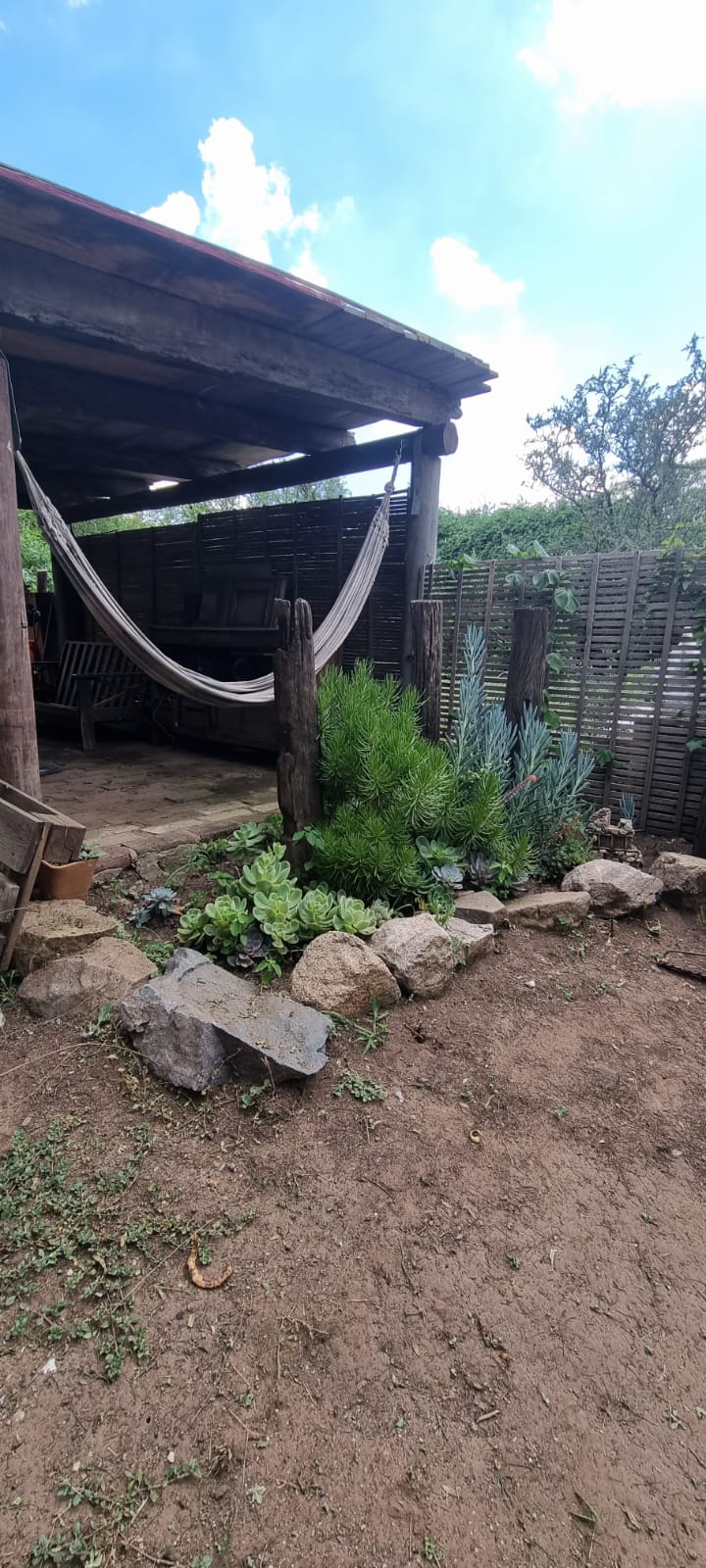 Casa con encanto nativo - Construcción exclusiva con materiales de demolición y autóctonos!