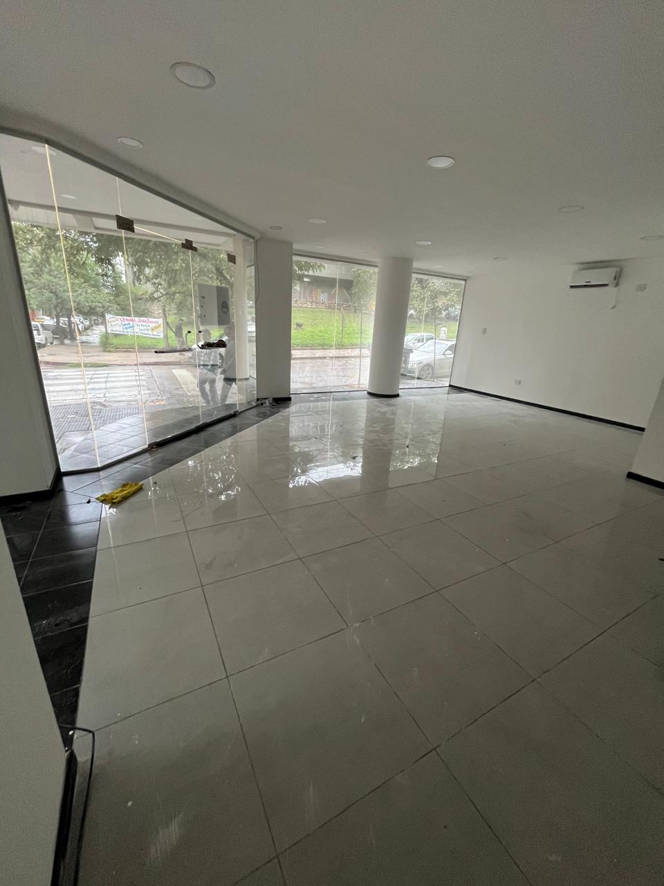EN ALQUILER LOCAL COMERCIAL EN ESQUINA  NUEVA CÓRDOBA