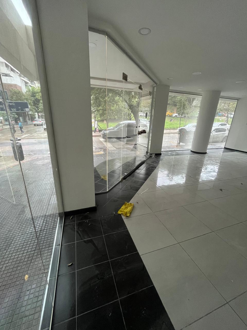 EN ALQUILER LOCAL COMERCIAL EN ESQUINA  NUEVA CÓRDOBA