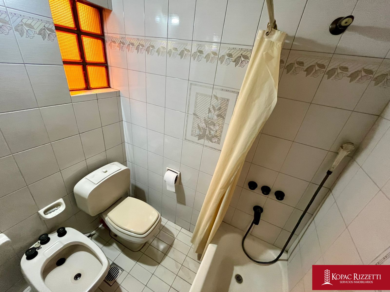 CASA DE CATEGORIA SOBRE AV. SANTA FE - 3 PLANTAS