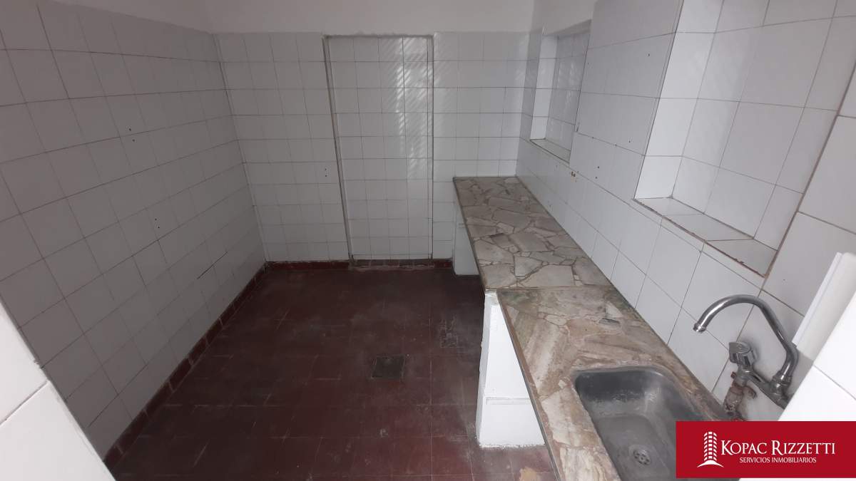 SAN MARTÍN (CASTRO BARROS 910) - VENTA LOCAL 106 M2.