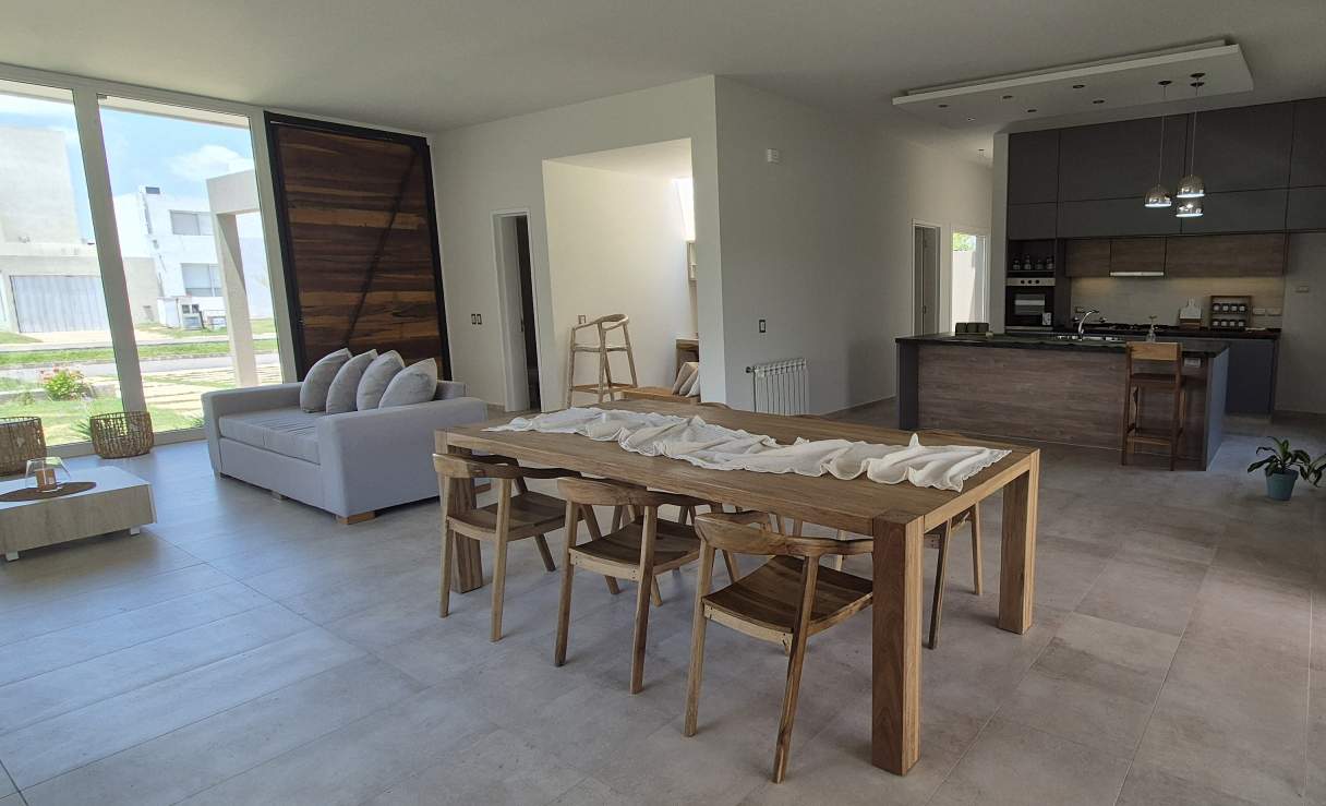 Casa Amoblada en Las Cañitas Barrio Privado - Amplia, luminosa y a estrenar