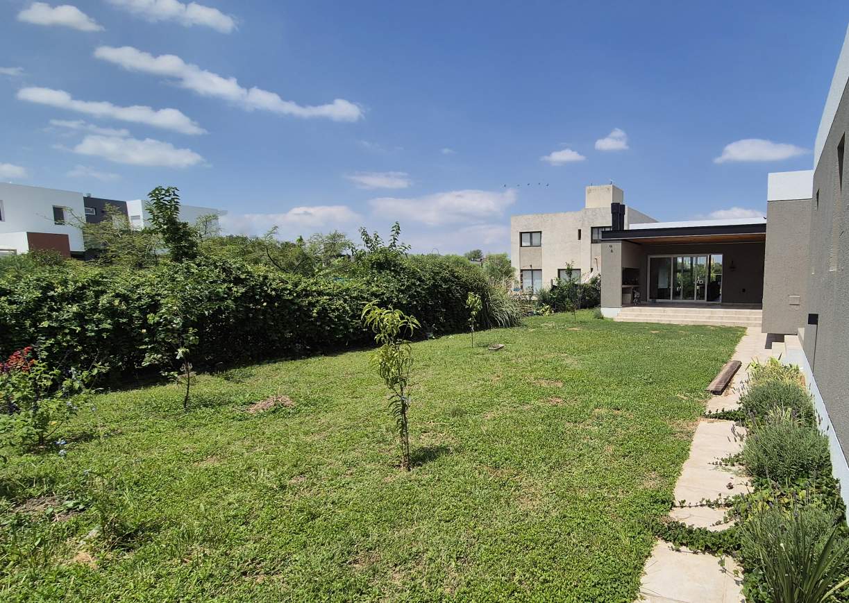 Casa Amoblada en Las Cañitas Barrio Privado - Amplia, luminosa y a estrenar