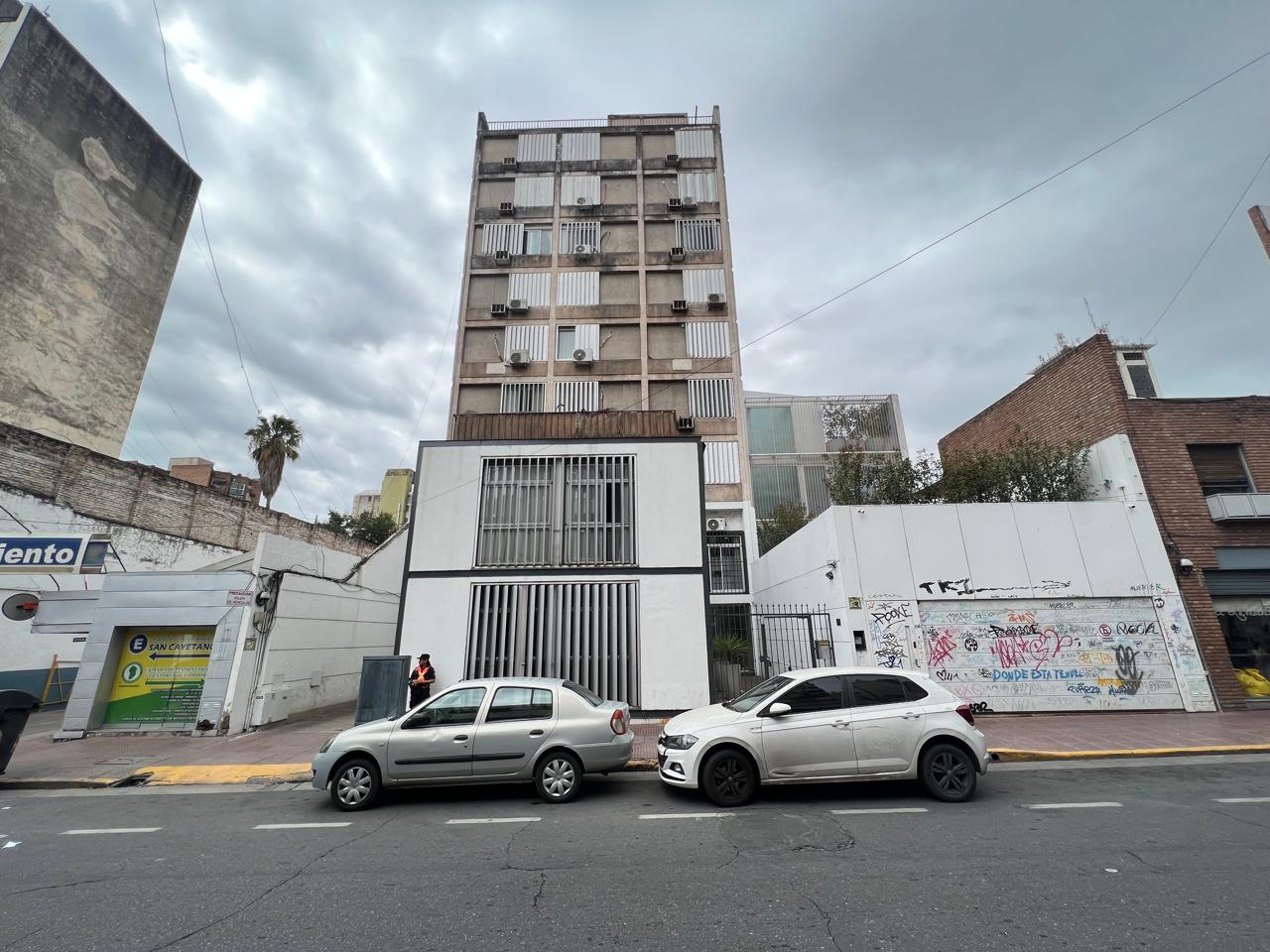 LUJOSO PISO EN VENTA BARRIO CENTRO CIUDAD DE CORDOBA - CON COCHERA-.