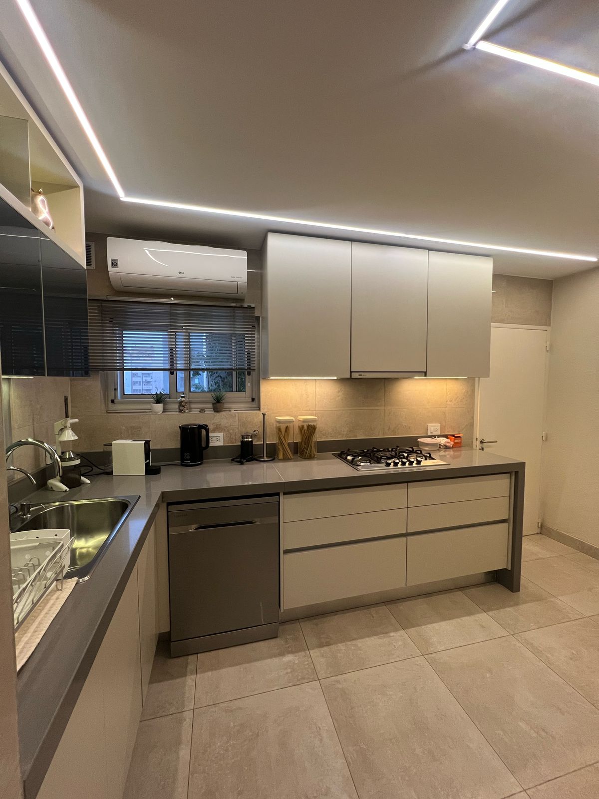 LUJOSO PISO EN VENTA BARRIO CENTRO CIUDAD DE CORDOBA - CON COCHERA-.