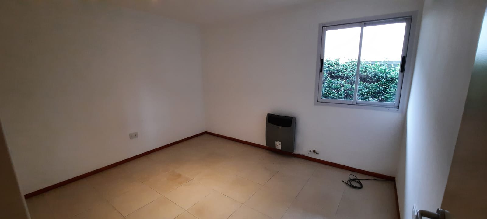 Casa. 2 dormitorios. 2 baños. Amplio patio. La Estanzuela (La Calera).-