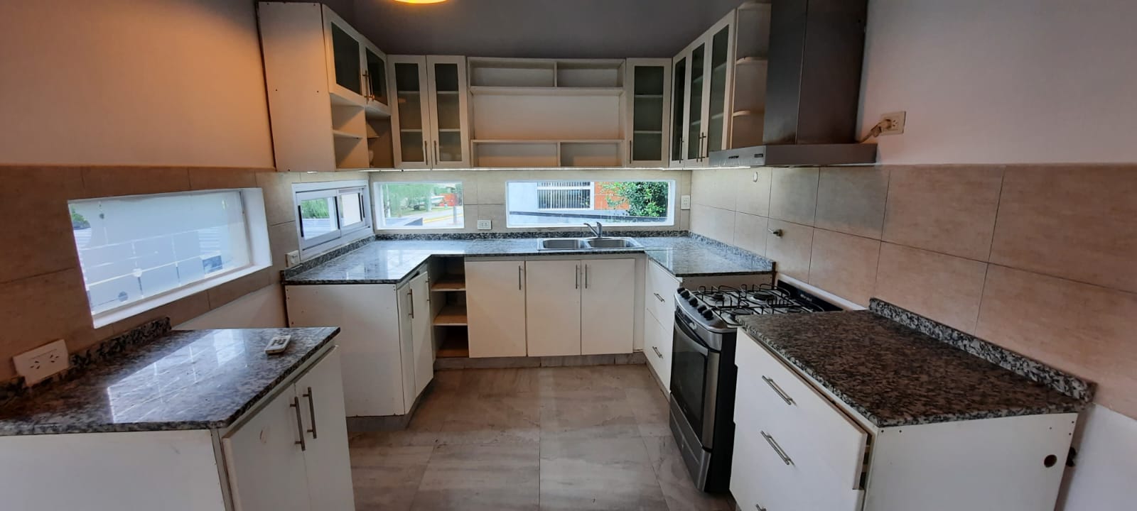 Casa. 2 dormitorios. 2 baños. Amplio patio. La Estanzuela (La Calera).-