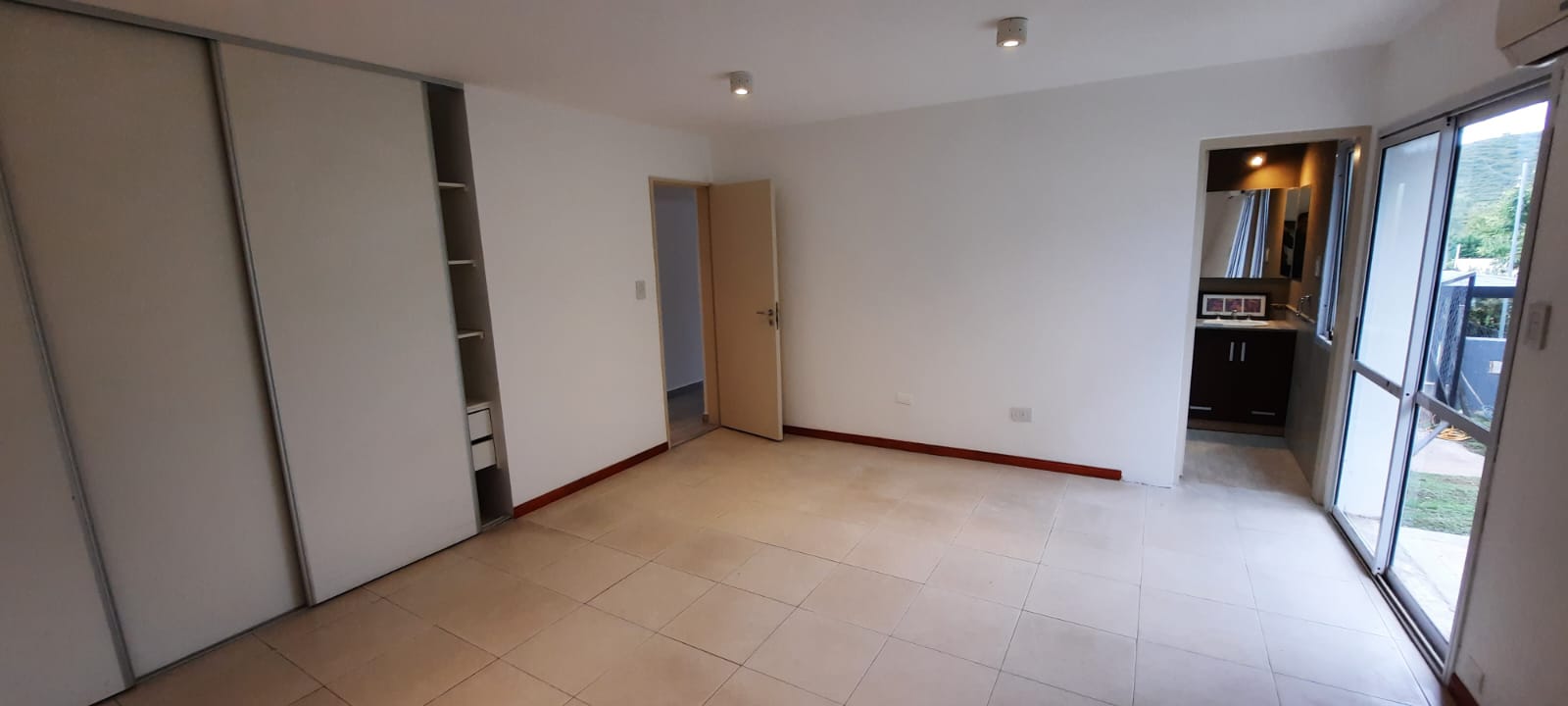 Casa. 2 dormitorios. 2 baños. Amplio patio. La Estanzuela (La Calera).-