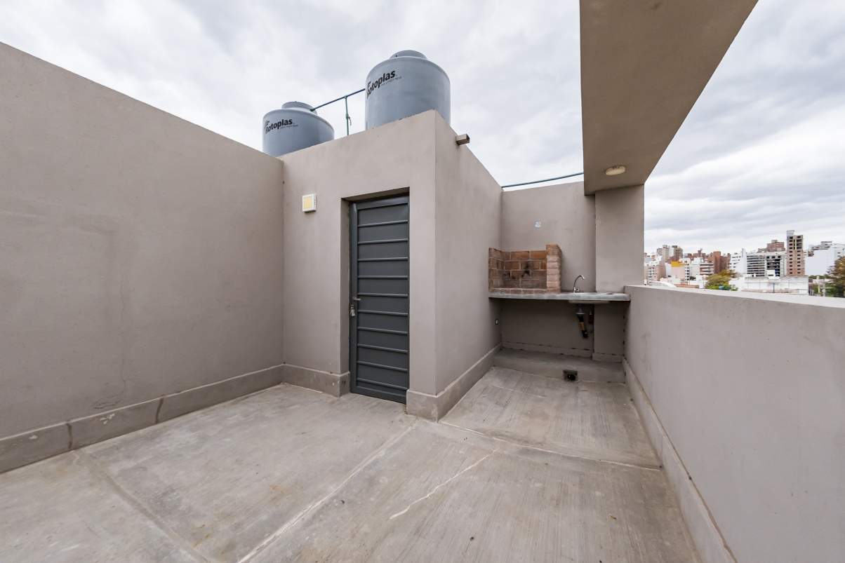 Dúplex. Un dormitorio. Cochera. Terraza exclusiva. B Nva. Cba.