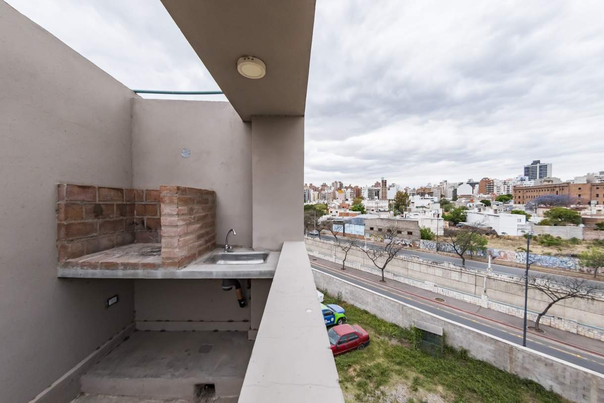 Dúplex. Un dormitorio. Cochera. Terraza exclusiva. B Nva. Cba.