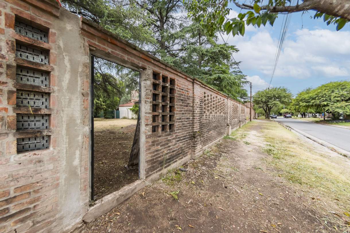 Terreno con proyecto aprobado para 4 casas. A 20 mts. de la Av. Gauss. B Villa Belgrano