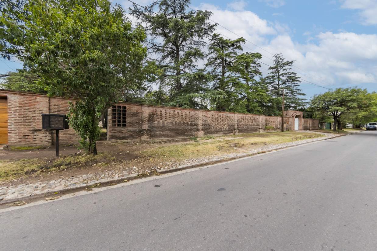 Terreno con proyecto aprobado para 4 casas. A 20 mts. de la Av. Gauss. B Villa Belgrano