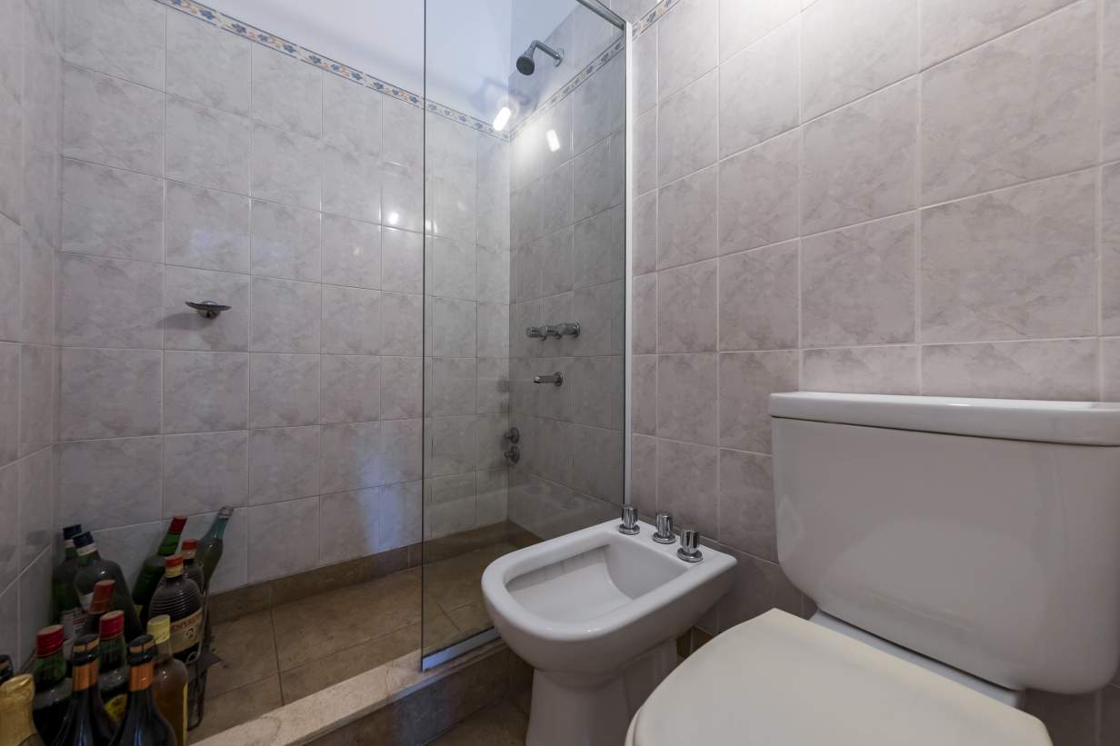 Hotel. 4 dormitorios. 3 baños. Salón  Bar. Patio. B Alta Córdoba.