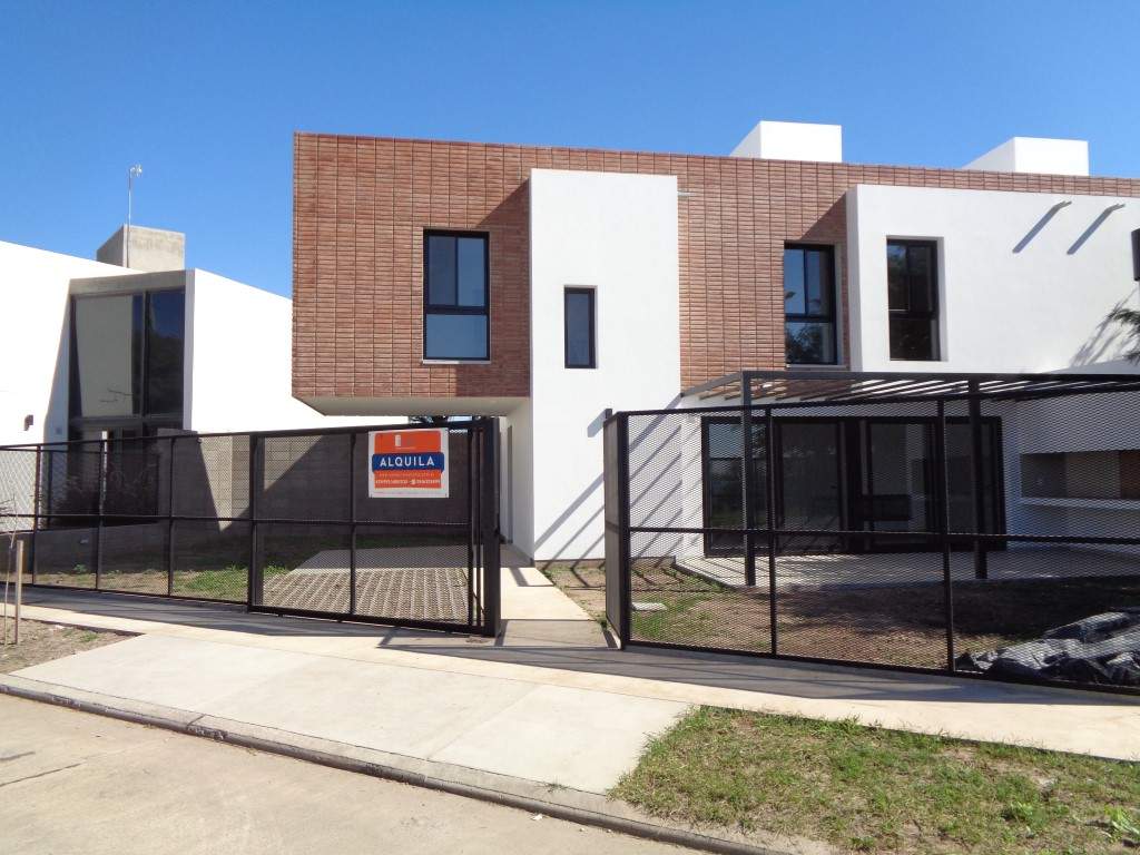 Barrio Cerrado - Casa de Categoría a Estrenar de 3 Dormitorios, Amplia con Cochera Doble, Escritorio, 2 Baños y Patio con Asador