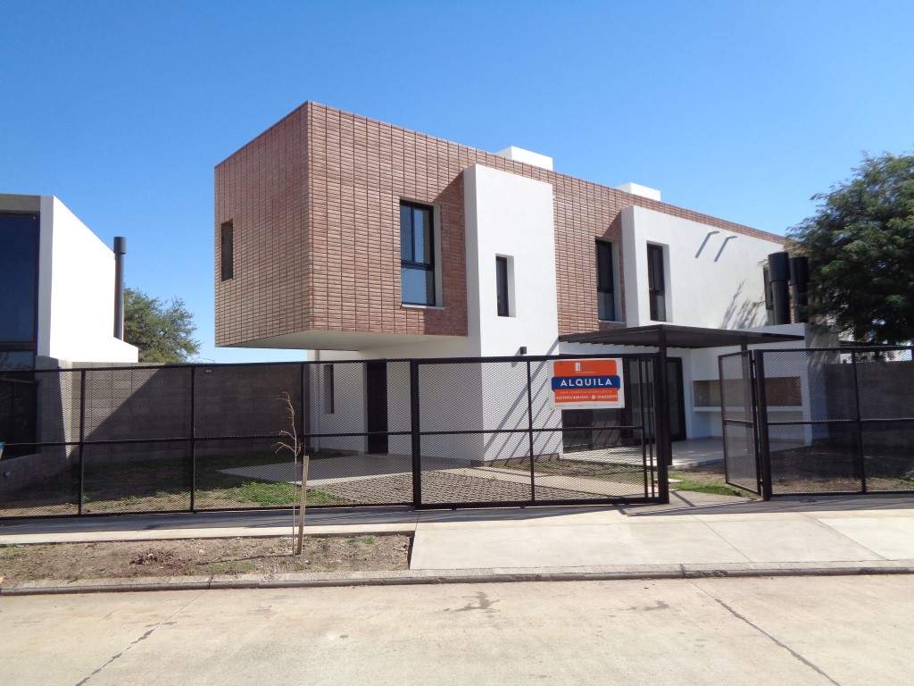 Barrio Cerrado - Casa de Categoría a Estrenar de 3 Dormitorios, Amplia con Cochera Doble, Escritorio, 2 Baños y Patio con Asador