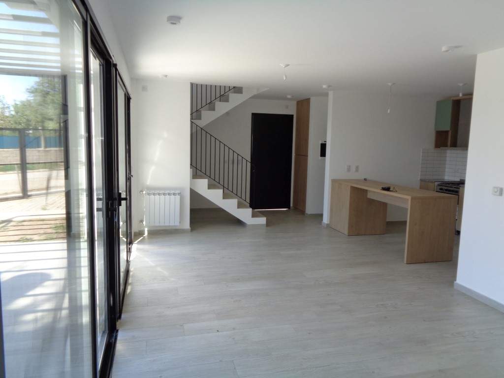 Barrio Cerrado - Casa de Categoría a Estrenar de 3 Dormitorios, Amplia con Cochera Doble, Escritorio, 2 Baños y Patio con Asador