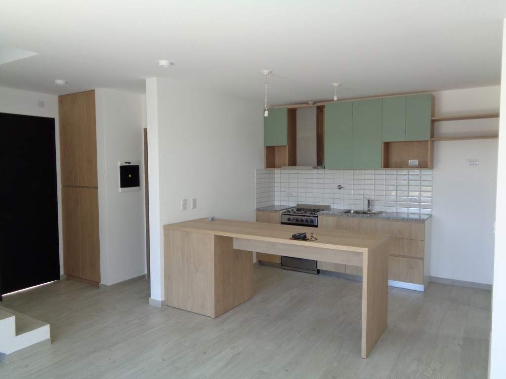 Barrio Cerrado - Casa de Categoría a Estrenar de 3 Dormitorios, Amplia con Cochera Doble, Escritorio, 2 Baños y Patio con Asador