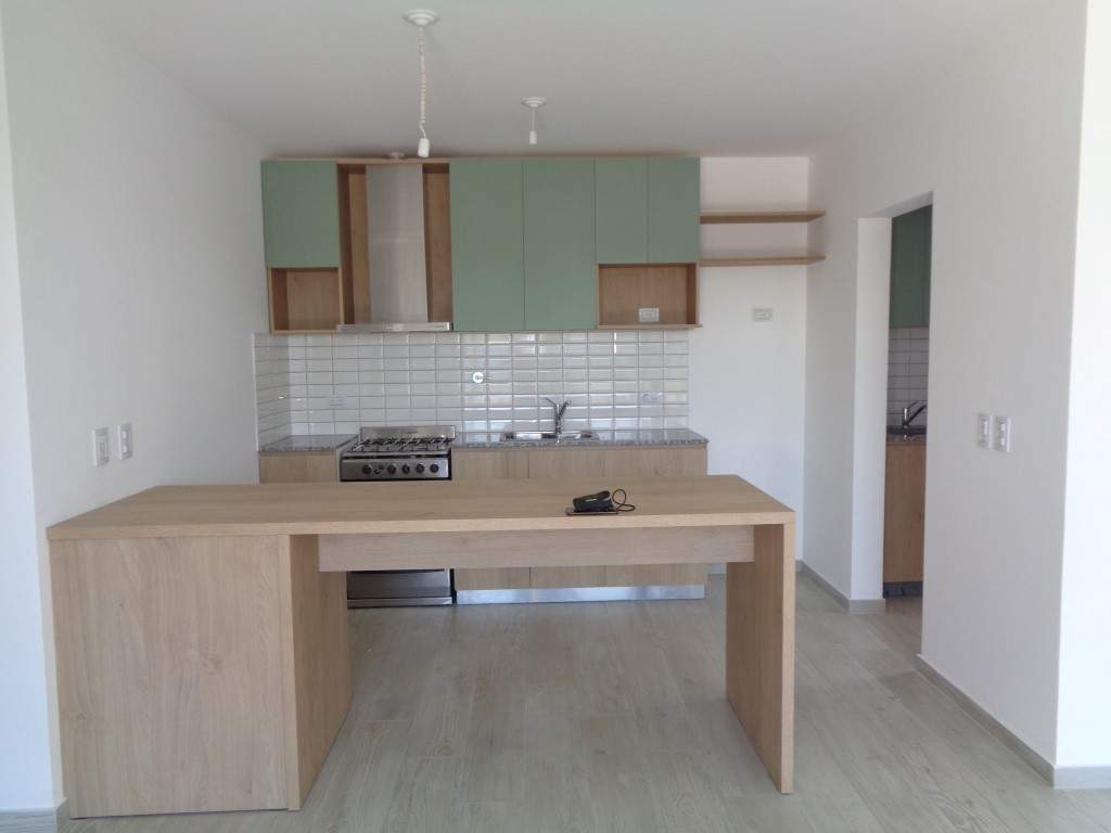 Barrio Cerrado - Casa de Categoría a Estrenar de 3 Dormitorios, Amplia con Cochera Doble, Escritorio, 2 Baños y Patio con Asador