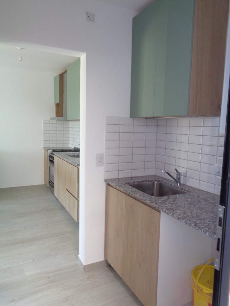 Barrio Cerrado - Casa de Categoría a Estrenar de 3 Dormitorios, Amplia con Cochera Doble, Escritorio, 2 Baños y Patio con Asador