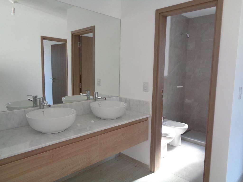 Barrio Cerrado - Casa de Categoría a Estrenar de 3 Dormitorios, Amplia con Cochera Doble, Escritorio, 2 Baños y Patio con Asador