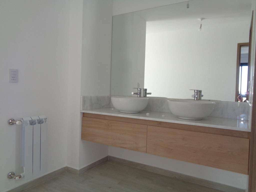 Barrio Cerrado - Casa de Categoría a Estrenar de 3 Dormitorios, Amplia con Cochera Doble, Escritorio, 2 Baños y Patio con Asador